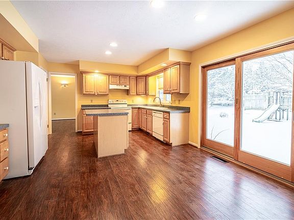 5th image of 83 Deseyn Dr