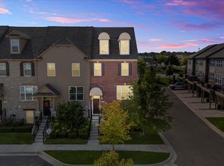 2669 Helmsdale Cir, Rochester, MI 48307