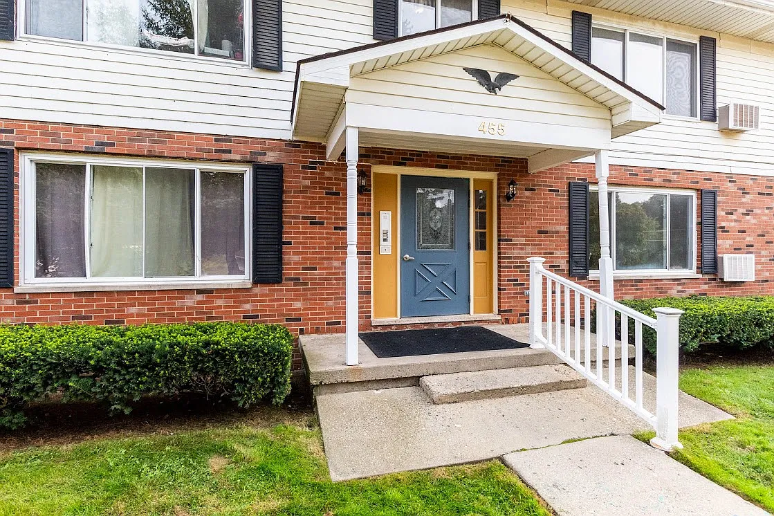 455 Colonial Dr — Photo 3
