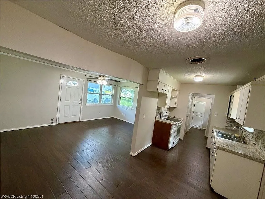 3 bed, 1.5 bath, 1284 sqft, $1,300 — Photo 4