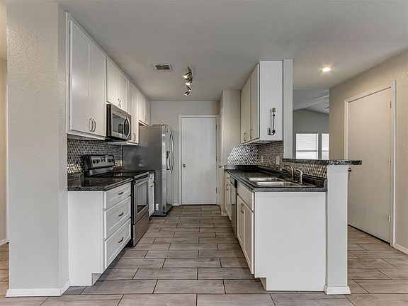 5th image of 920 Periwinkle Dr