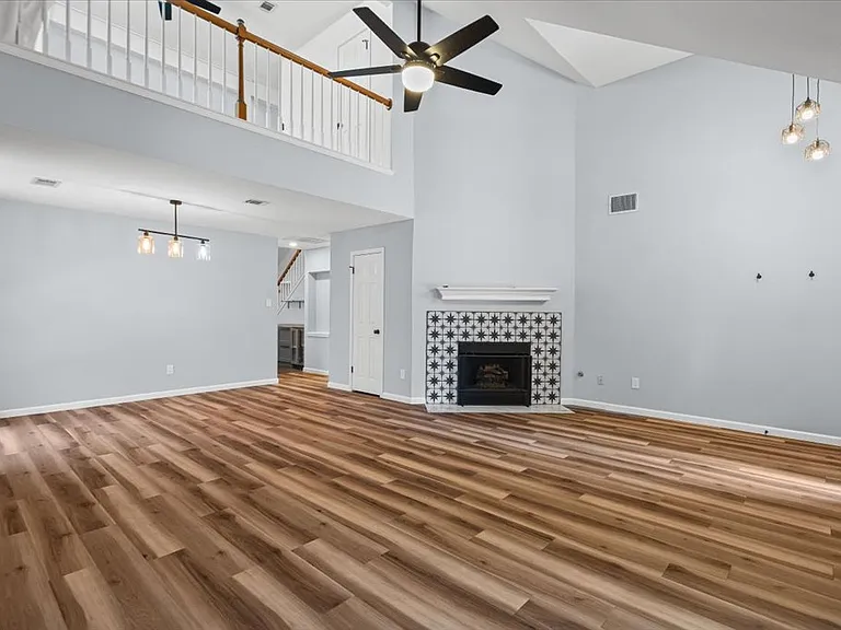 910 Markham Ln — Photo 5