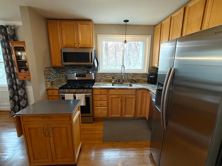Kitchen with Samsung and Bosch appliances.