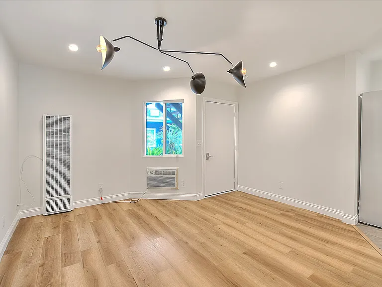 2830 S Sepulveda — Photo 14