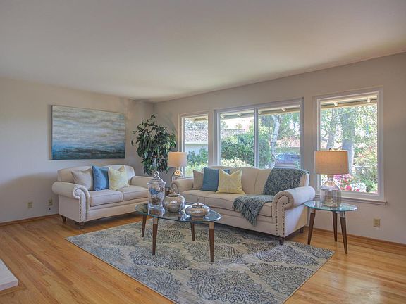 3rd image of 590 Chiloquin Ct