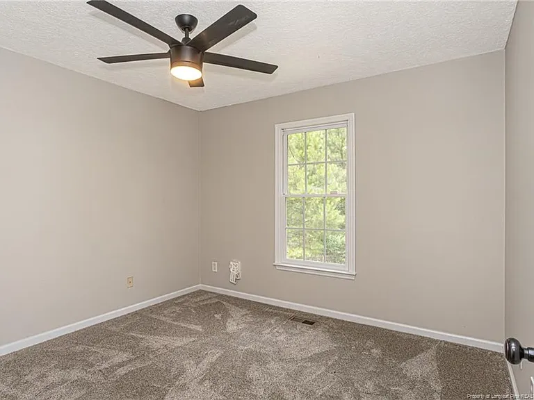 402 Roundtree Dr — Photo 32