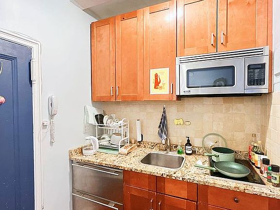 3rd image of 325 W 45th St APT 115