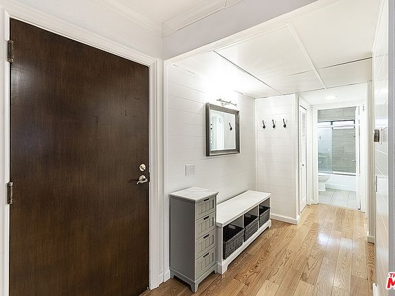 4th image of 858 12th St APT 6