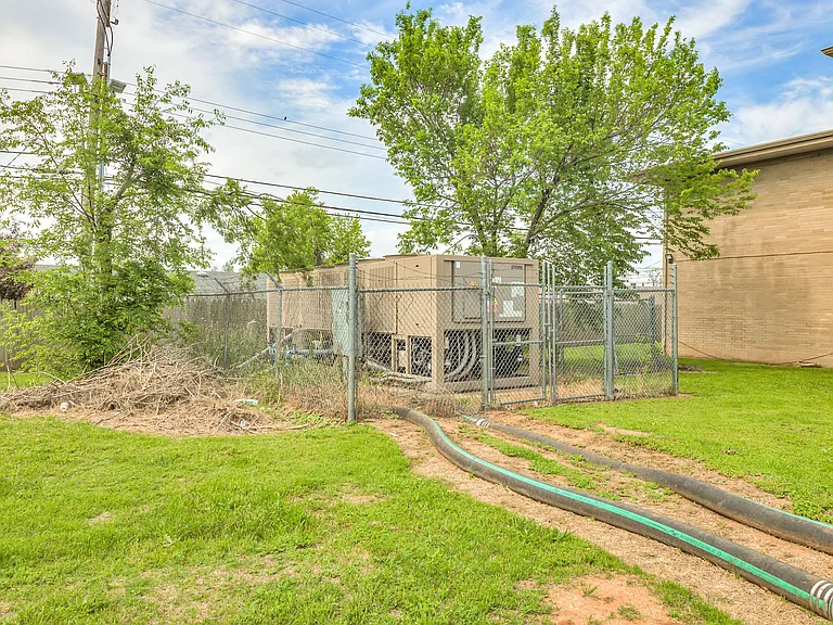 1402 SW 59th St — Photo 11