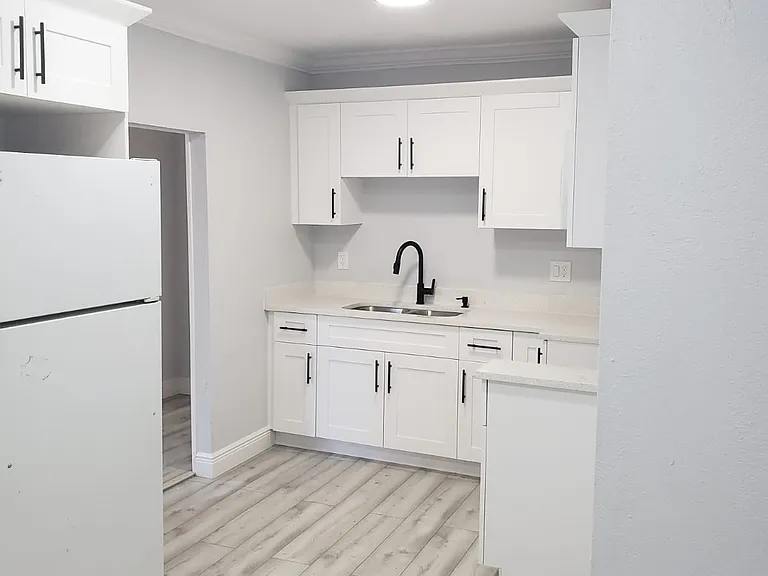 3400 Avenue G — Photo 2