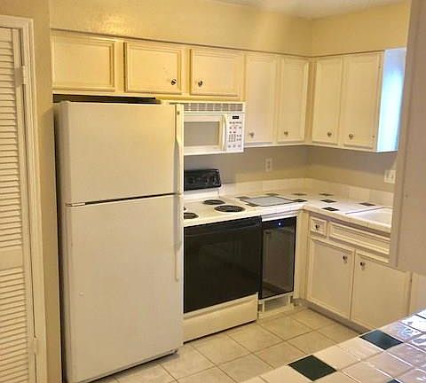 5th image of 12100 Melville Dr APT 106