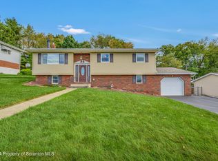 132 Valley View Dr, Peckville, PA 18452