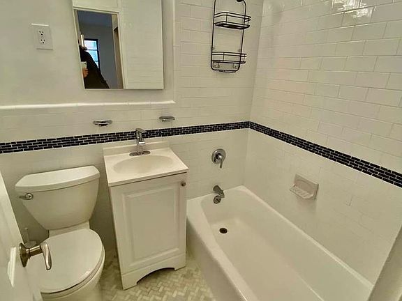4th image of 67 W 69th St APT 3B