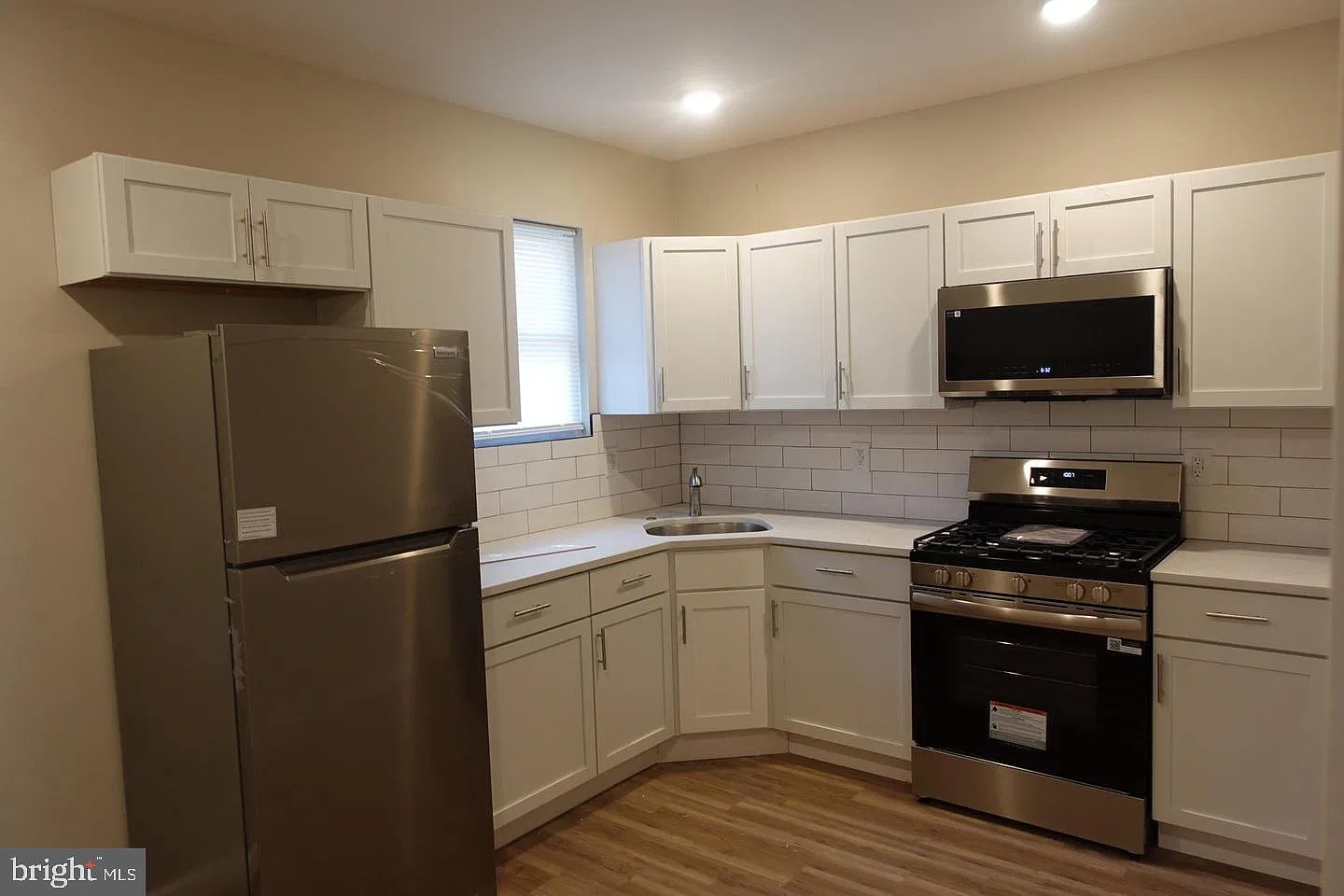 2 bed, 1.0 bath, 896 sqft, $1,400 — Photo 2
