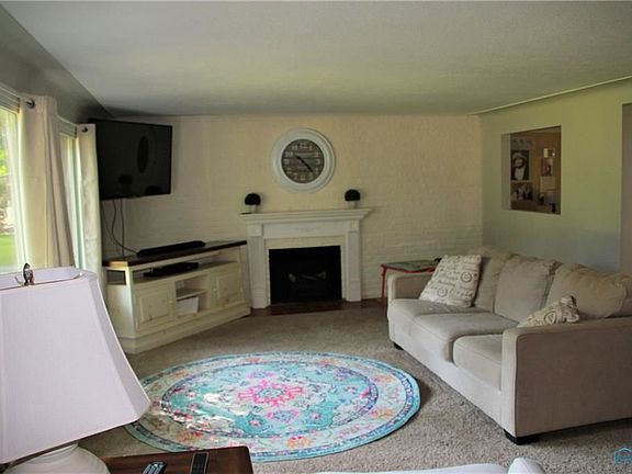 3rd image of 1833 Darbyshire Dr