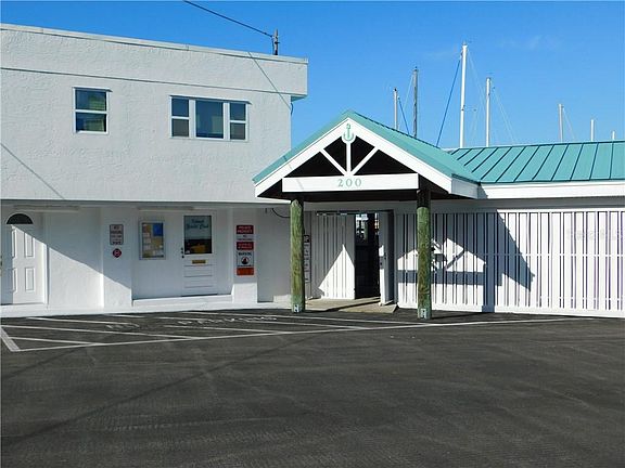 5th image of 200 Windward Psge #102