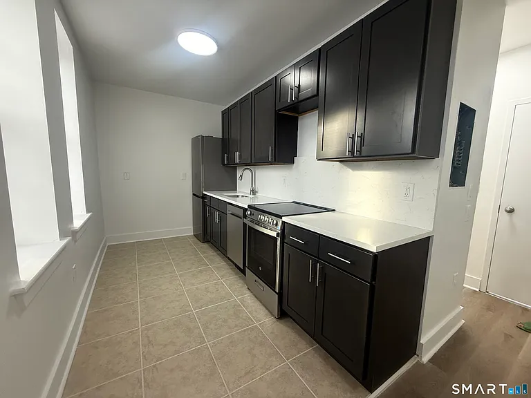 575 Bank St — Photo 3