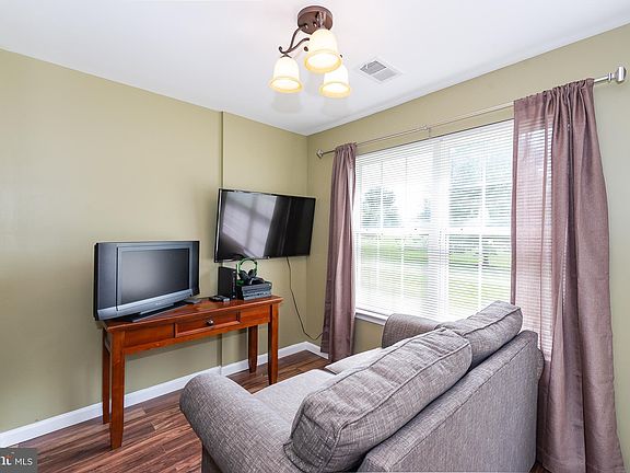 4th image of 3830 Normandy Dr APT 1B