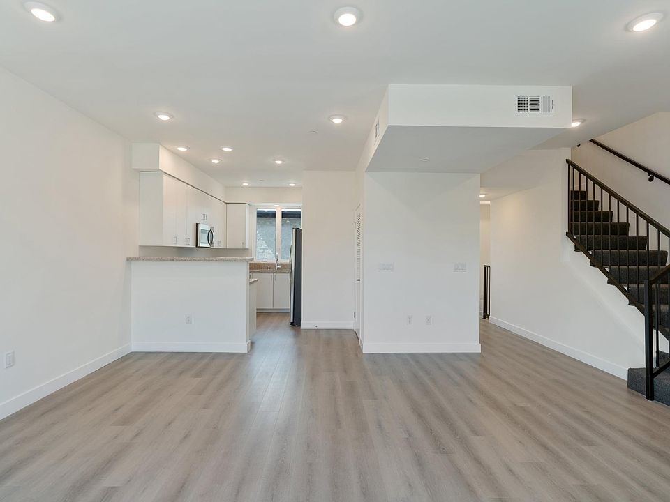 1st image of 14228 Delano St #104