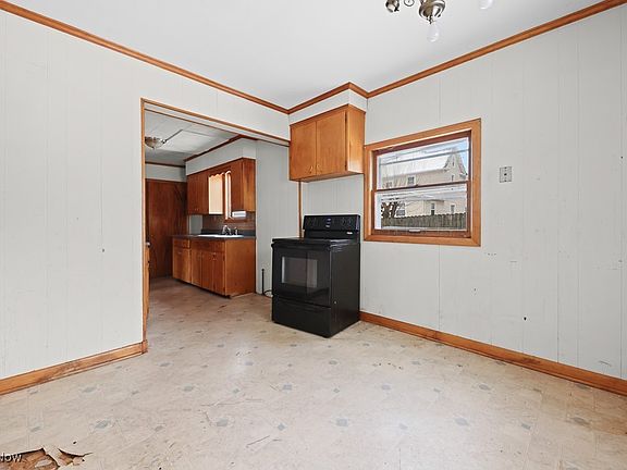 5th image of 228 W Oxford St