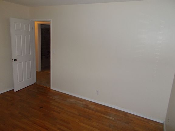 Bedroom w/wood floors