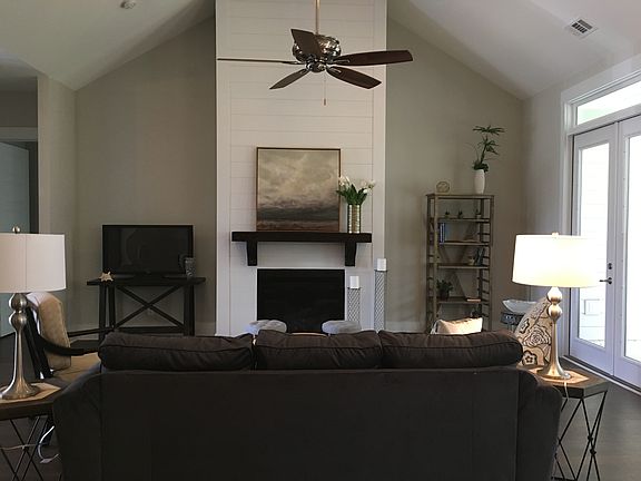 Great room w/ gas fireplace