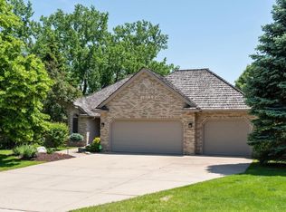 10525 Shelter Grv, Eden Prairie, MN 55347