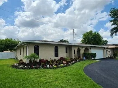 1010 NW 76th Ave — Photo 3