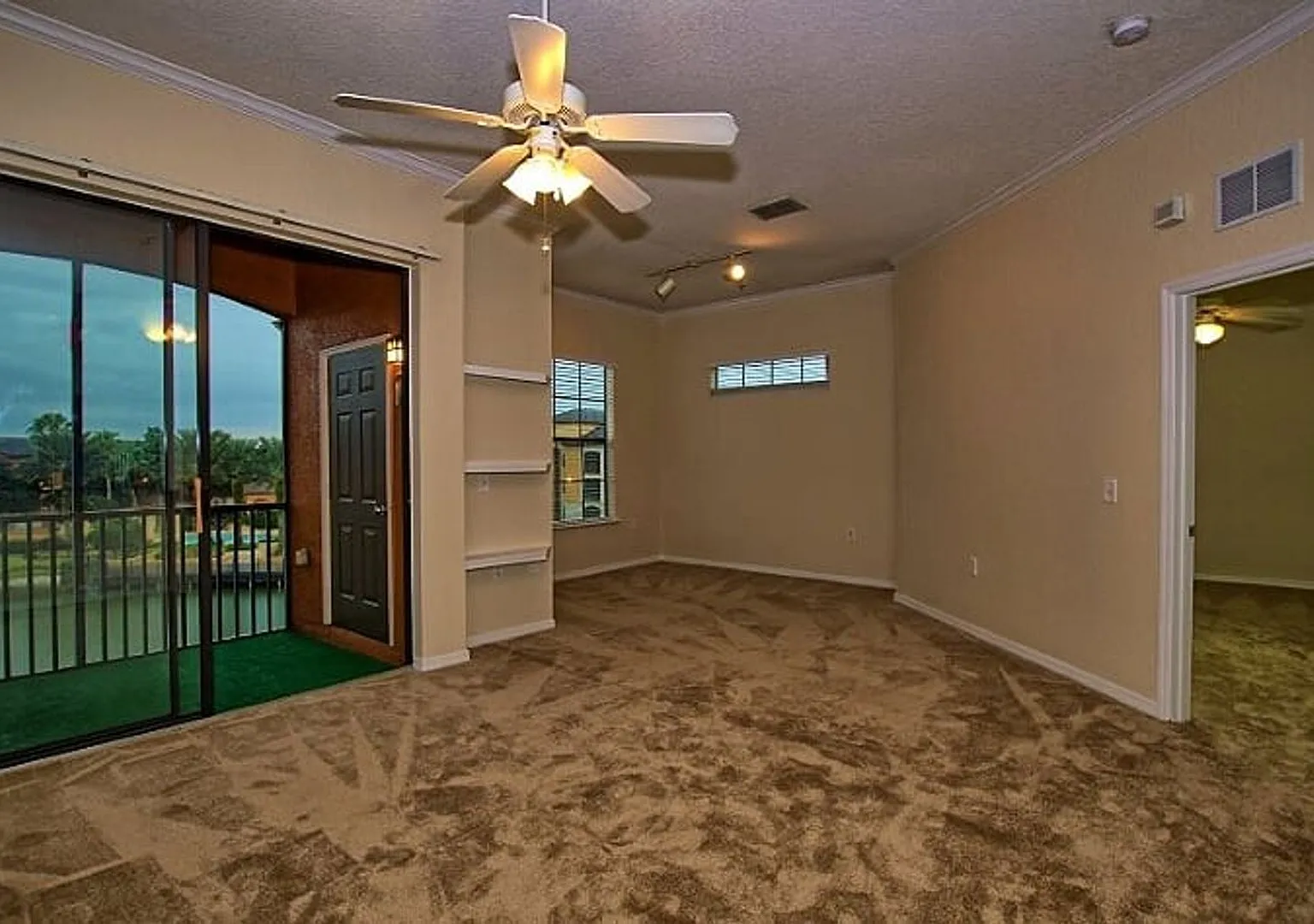 Private, updated, 2/2, 3rd-floor condo, with a water view! — Photo 4