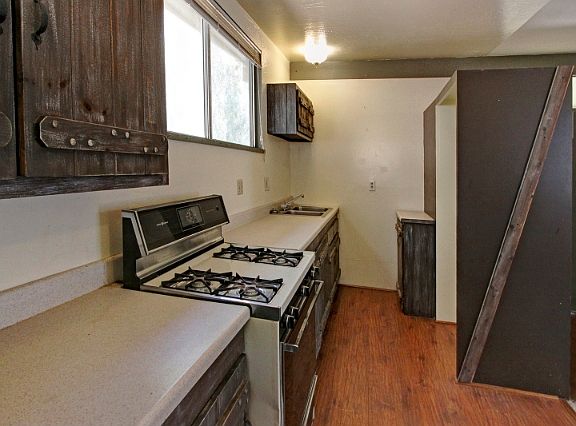 4th image of 9880 Wentworth St