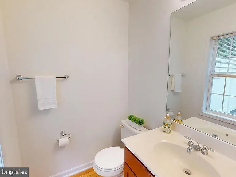 763 Oakwood Ave — Photo 2