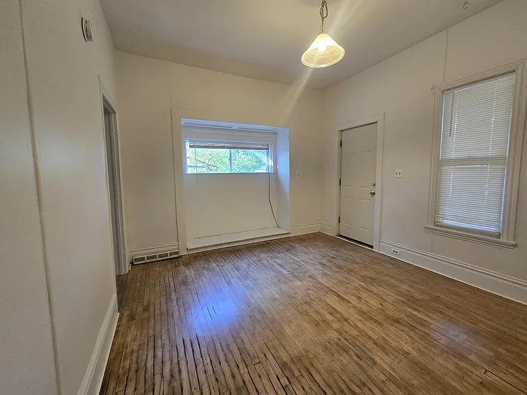 420 E Harris St — Photo 4