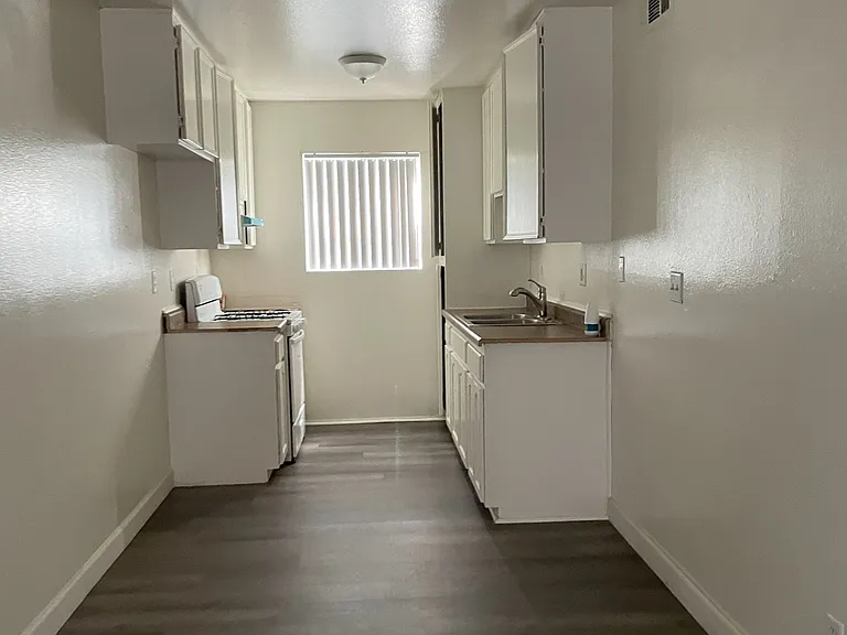 2100 W Devonshire Ave #4 — Photo 6