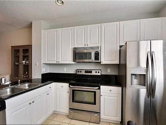 4th image of 438 NE 2nd Ave