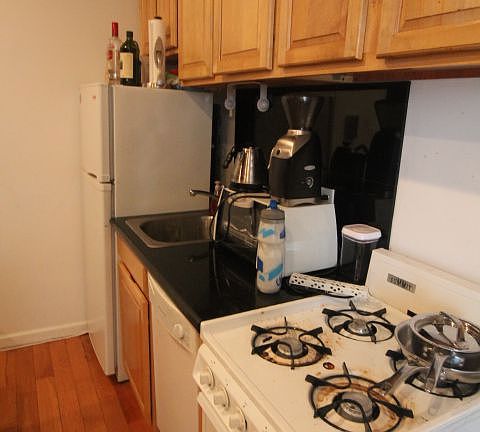 4th image of 225 E 28th St APT 1