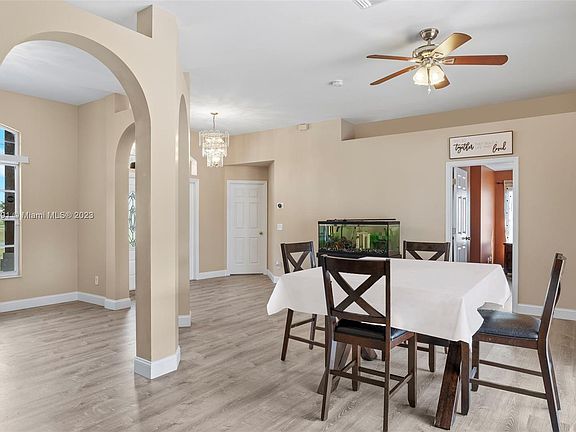 4th image of 775 Arundel Cir