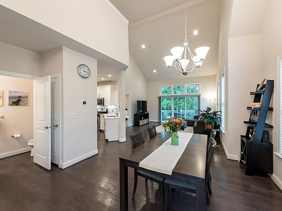 4th image of 2644 Oxford Cir