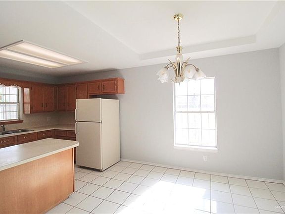 4th image of 127 Amy Dr