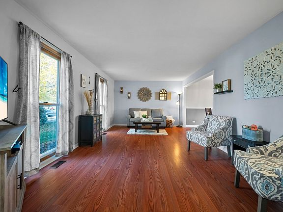 3rd image of 1855 Chandler Ave