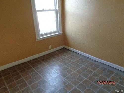5th image of 3046 W Tennyson Ave