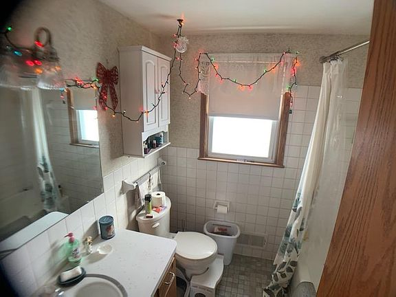 4th image of 1523 Idaho Ave E
