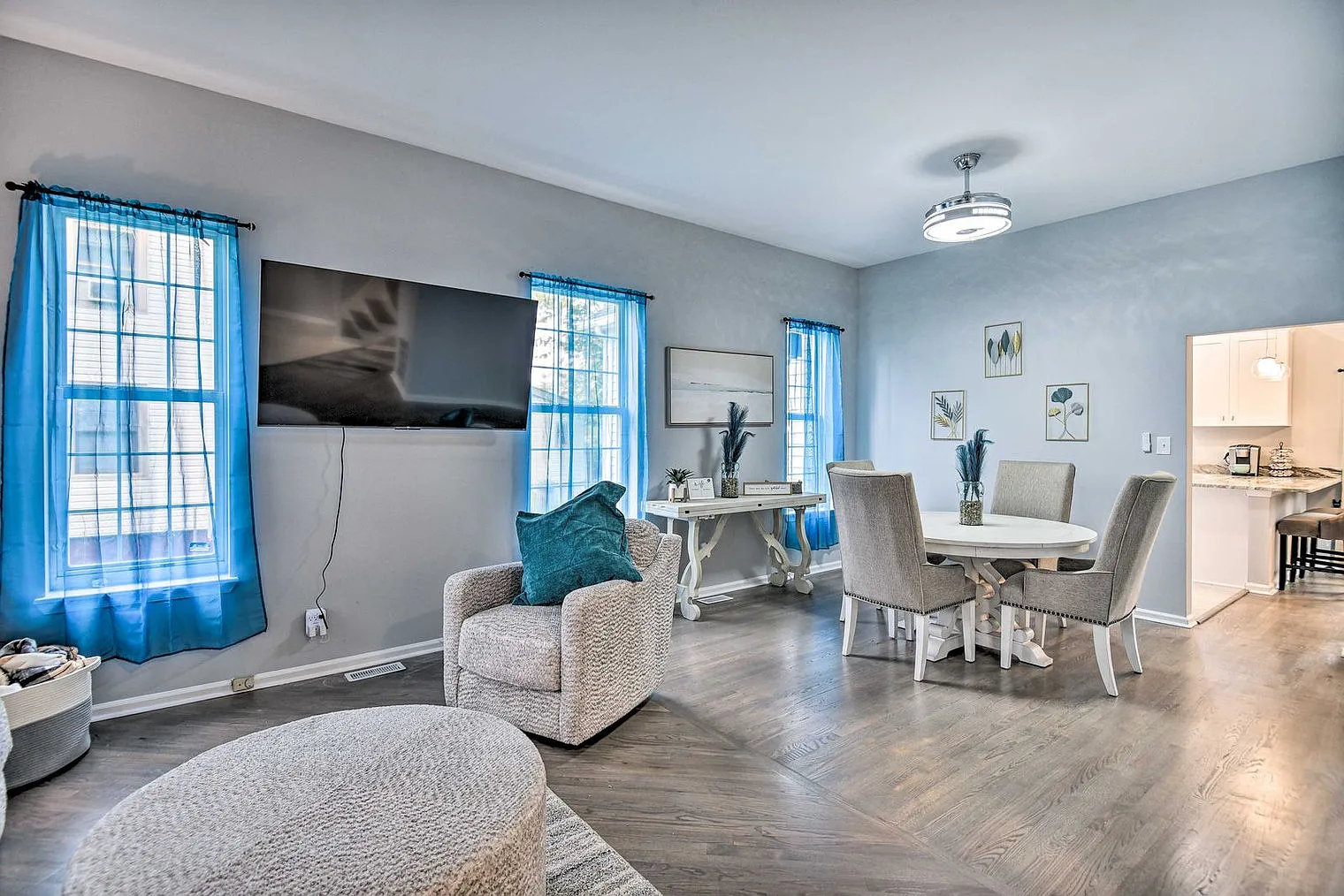 3 bed, 3.0 bath, 1614 sqft, $4,419 — Photo 2