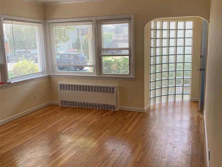 431 E Chester St — Photo 3