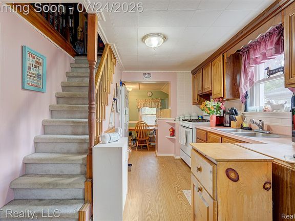 5th image of 134 Chopin St
