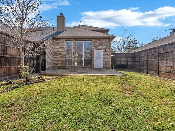 3rd image of 931 Royal Oaks Dr