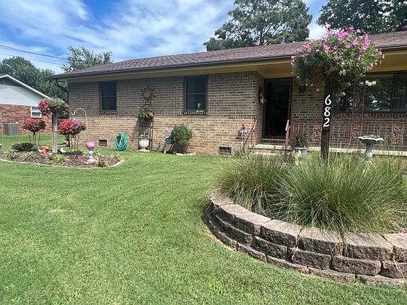 2nd image of 682 S Lake Sequoyah Dr