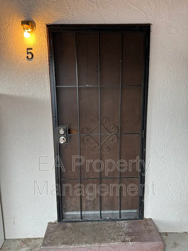 1 bed, 1.0 bath, 650 sqft, $895 — Photo 2