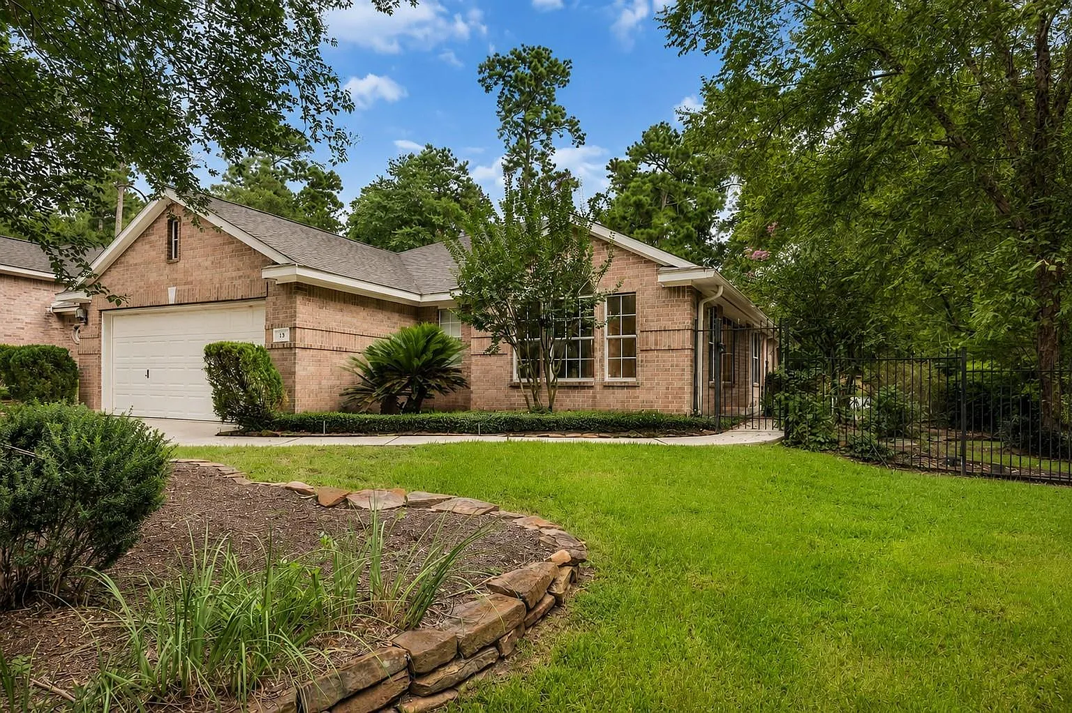3 bed, 2.0 bath, 1958 sqft, $3,600 — Photo 3