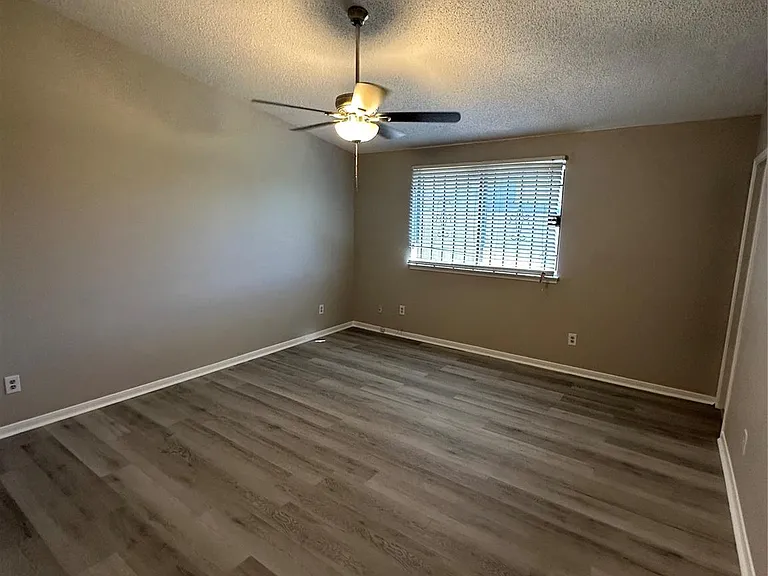 15935 Kenbrook Dr — Photo 4