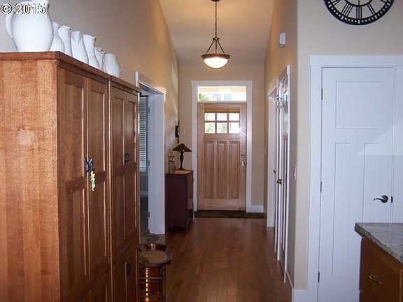 3rd image of 212 NE 17th St